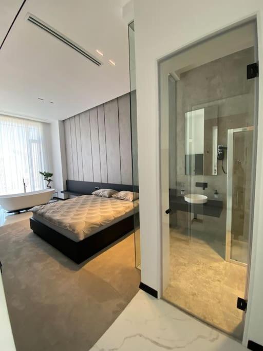 Luxury Penthouse Prishtina Apartment พริสตีนา ภายนอก รูปภาพ