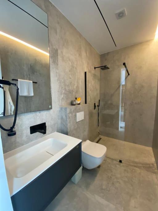 Luxury Penthouse Prishtina Apartment พริสตีนา ภายนอก รูปภาพ