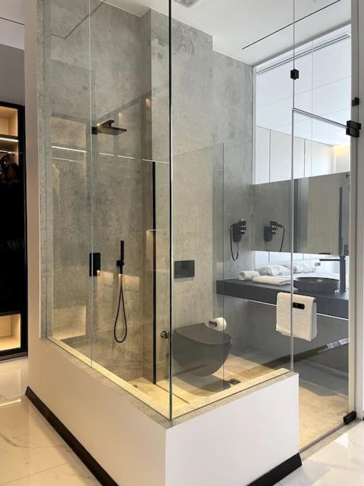 Luxury Penthouse Prishtina Apartment พริสตีนา ภายนอก รูปภาพ