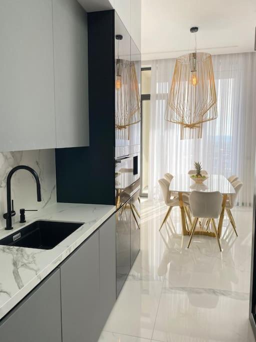 Luxury Penthouse Prishtina Apartment พริสตีนา ภายนอก รูปภาพ