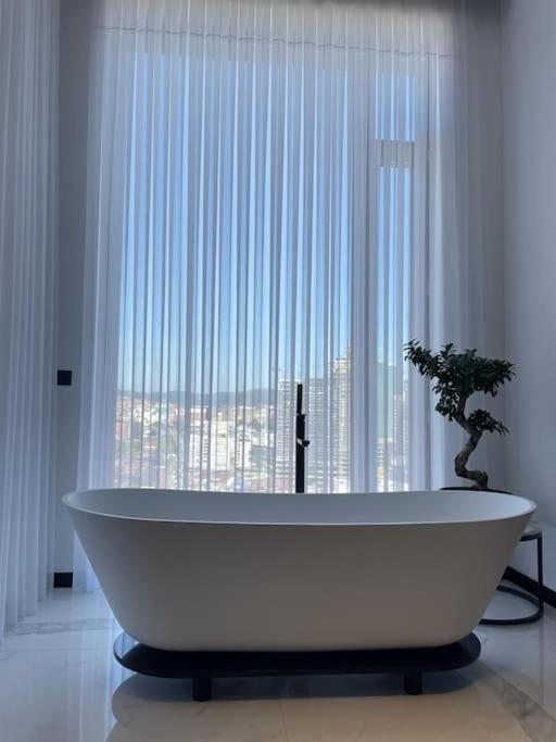 Luxury Penthouse Prishtina Apartment พริสตีนา ภายนอก รูปภาพ